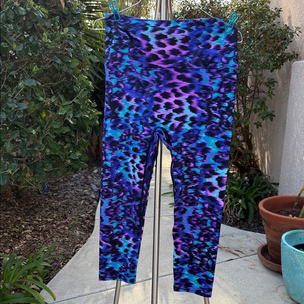K-DEER Vibrant Blue and Purple Capri Length Leggings